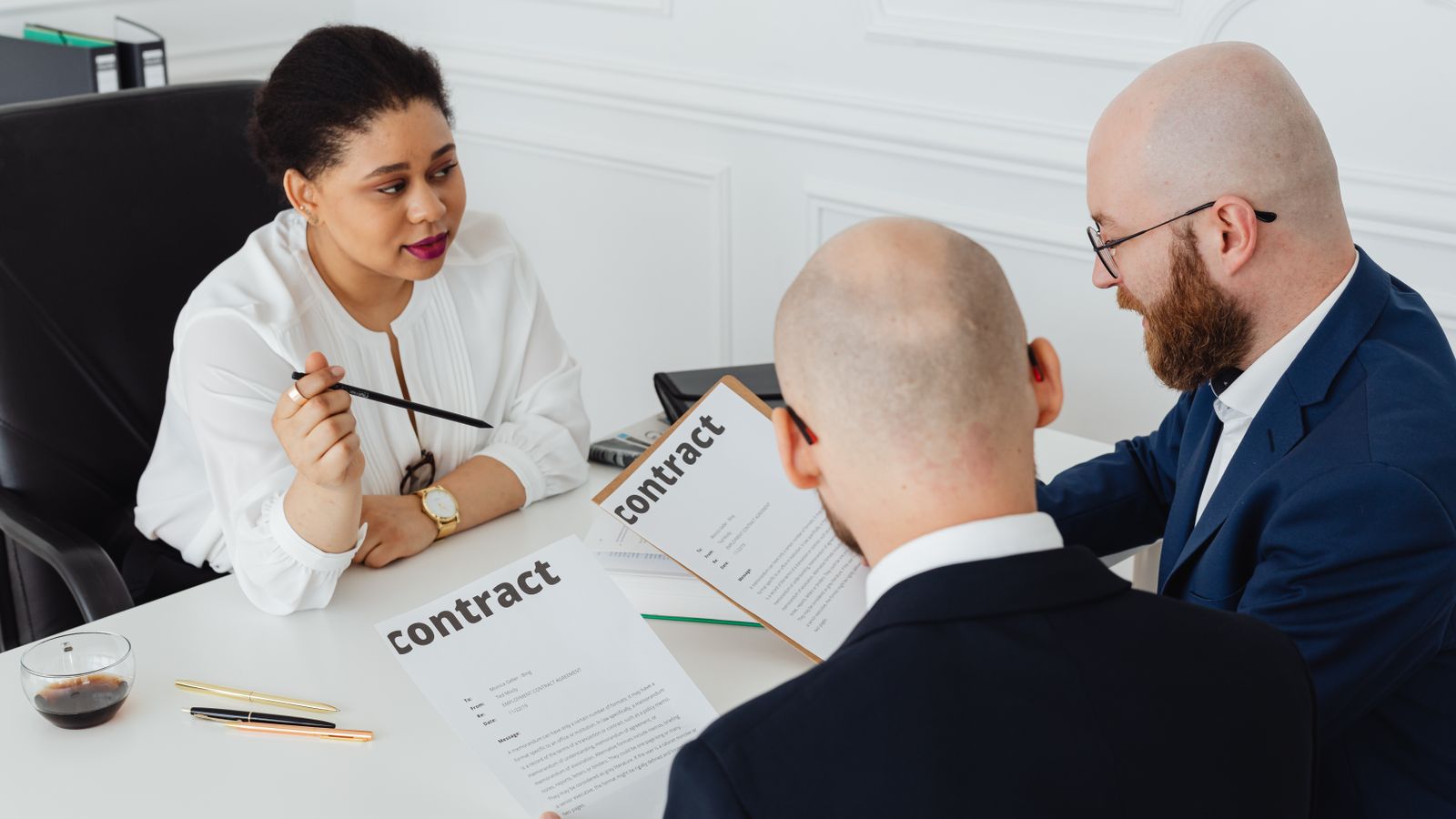 Consulente che illustra un contratto a un cliente
