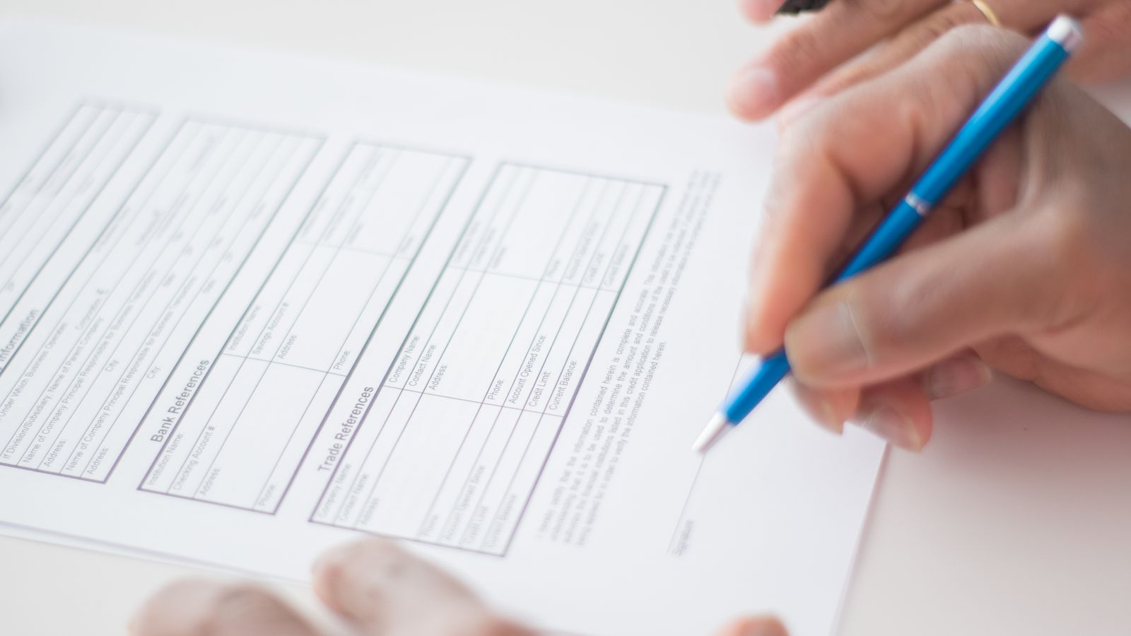 Persona che si accinge a firmare un documento