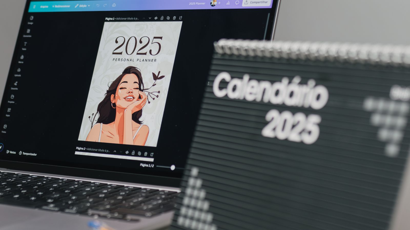Calendario da tavolo e portatile su una scrivania da ufficio