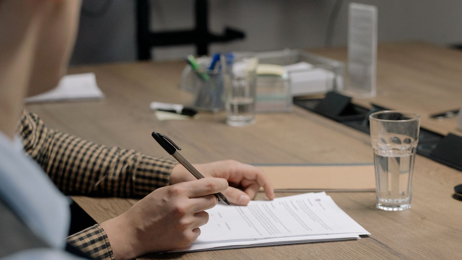Persona che firma dei documenti contrattuali