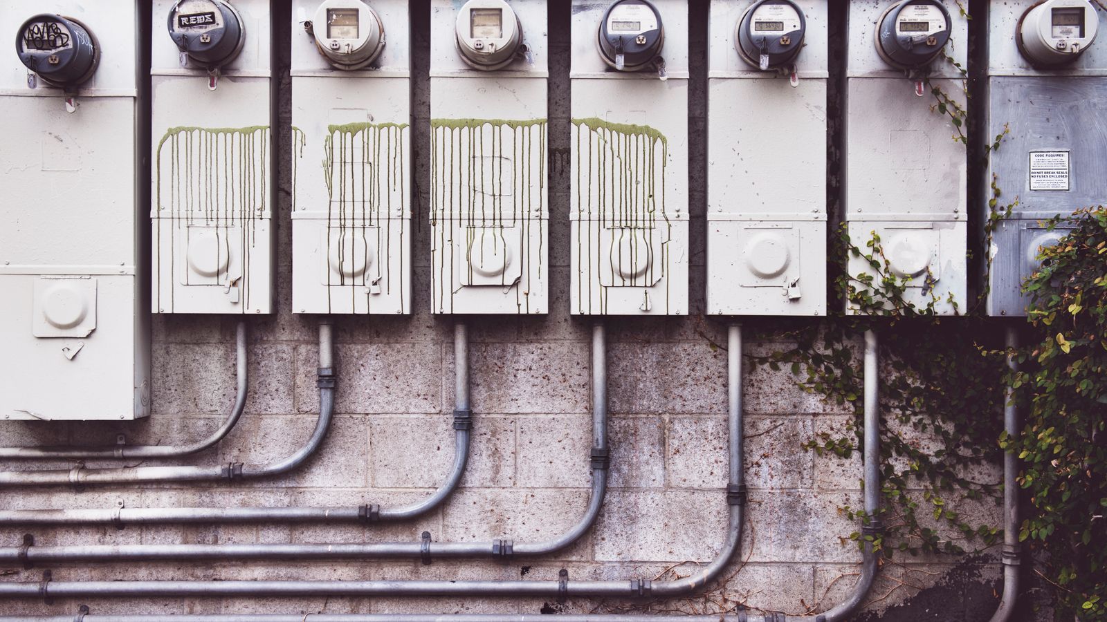 Serie di contatori elettrici su un muro